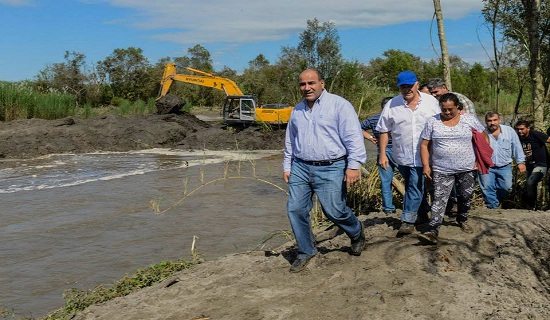Con maquinaria pesada se realiza la limpieza de ríos en el Sur