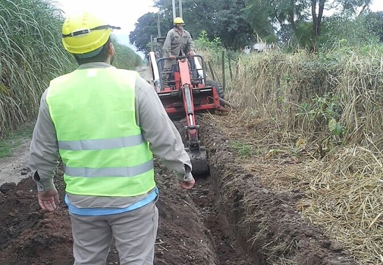 Obras de conexion de agua en el interior de la provincia