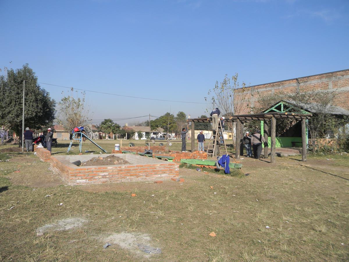 Avanza la construccion de una nueva plaza en Francisco de Aguirre y Paso de los Andes