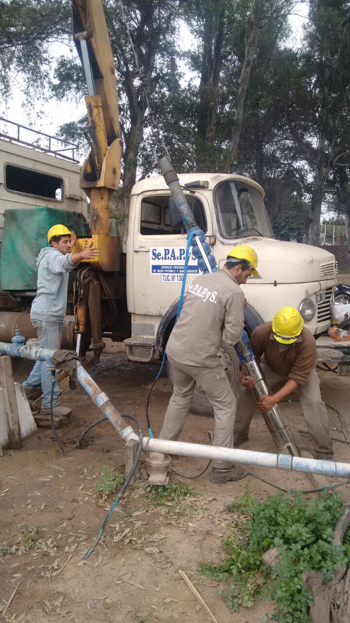 Instalación de nuevas bombas de agua en localidades del interior de la provincia