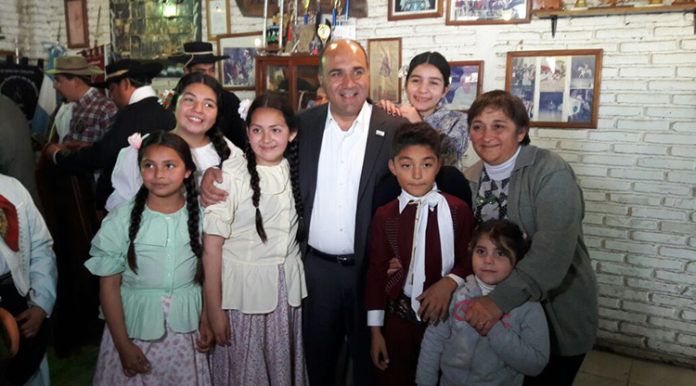 Juan Manzur y Armando Cortalezzi reunidos en con la gente de la Agrupación Gaucha Nuestra Señora de la Merced