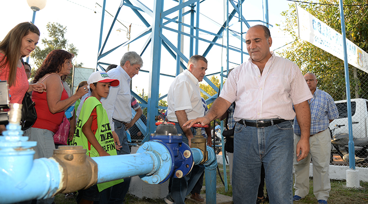 Agua | Juan Manzur inauguró obras en Delfín Gallo