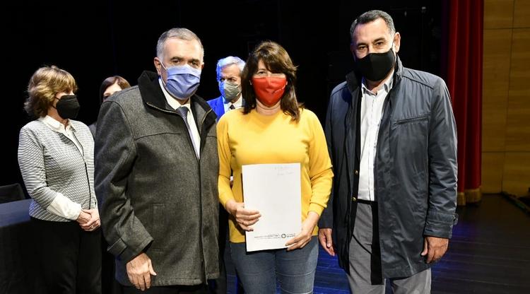 Viviendas | Jaldo entregó 600 escrituras a vecinos de diferentes barrios de la provincia