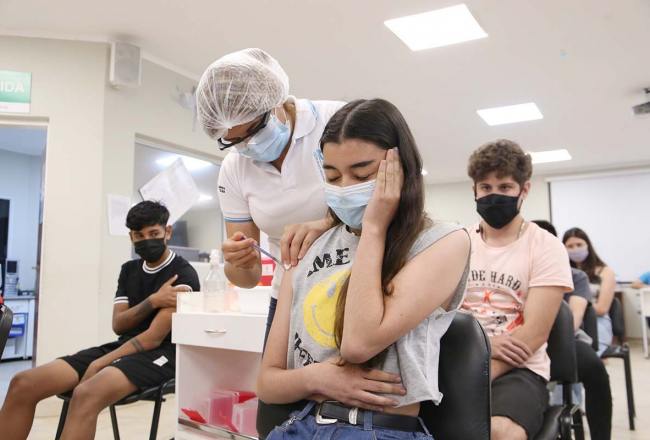 Abrieron la vacunación con tercera dosis de refuerzo para mayores de 18 años